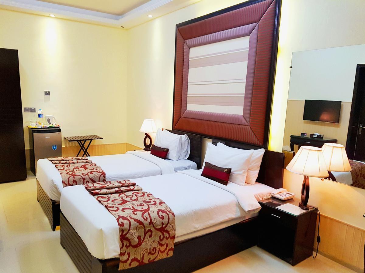 Hotel Grand Enclave Lahore Esterno foto