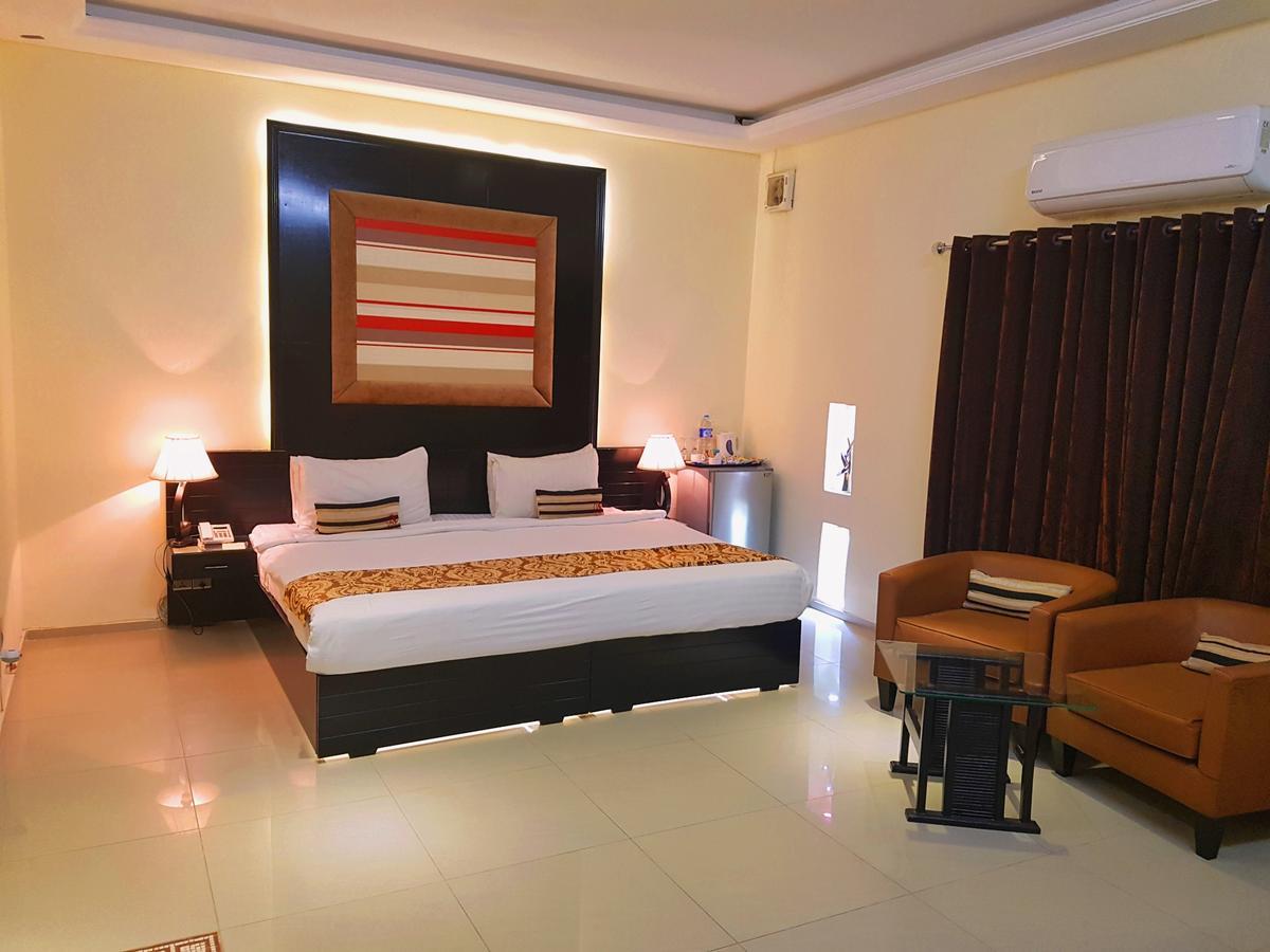 Hotel Grand Enclave Lahore Esterno foto