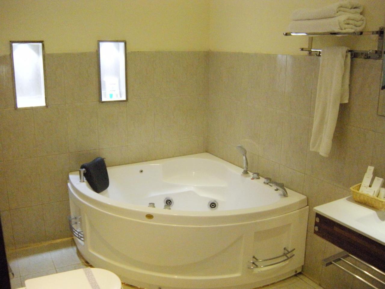 Hotel Grand Enclave Lahore Esterno foto